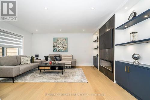 30 Kellythorne Drive, Toronto, ON - Indoor Photo Showing Living Room