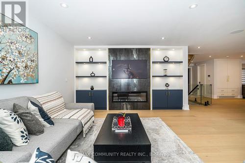30 Kellythorne Drive, Toronto, ON - Indoor Photo Showing Living Room