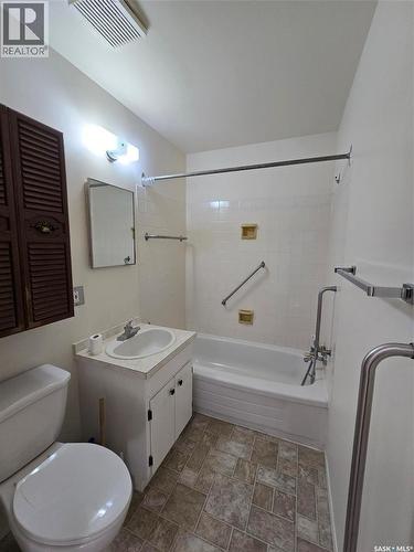 413 - 415 Calgary Street, Broadview, SK - Indoor Photo Showing Bathroom
