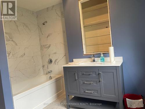 Main floor bathroom - 624 Dundas Crescent, Cornwall, ON - Indoor Photo Showing Bathroom