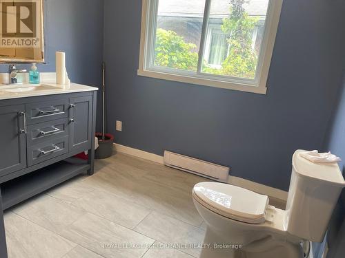 Main floor bathroom - 624 Dundas Crescent, Cornwall, ON - Indoor Photo Showing Other Room