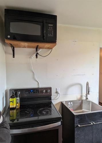 1 Briggs Lane, Swan River, MB - Indoor Photo Showing Kitchen