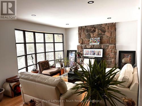 26 Dundee Drive, Tiny, ON - Indoor Photo Showing Other Room