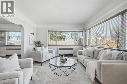 56 King Street, Georgetown, ON - Indoor Photo Showing Living Room