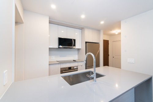 Kitchen - 812-3000 Boul. Thimens, Montréal (Saint-Laurent), QC - Indoor Photo Showing Kitchen With Double Sink With Upgraded Kitchen