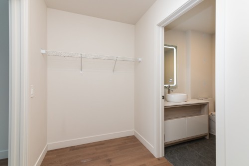 Closet - 812-3000 Boul. Thimens, Montréal (Saint-Laurent), QC - Indoor Photo Showing Bathroom
