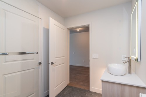 Bathroom - 812-3000 Boul. Thimens, Montréal (Saint-Laurent), QC - Indoor Photo Showing Other Room