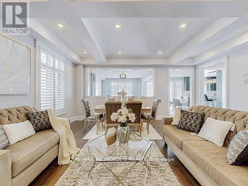 126 Silk Twist Drive, East Gwillimbury, ON - Indoor Photo Showing Living Room