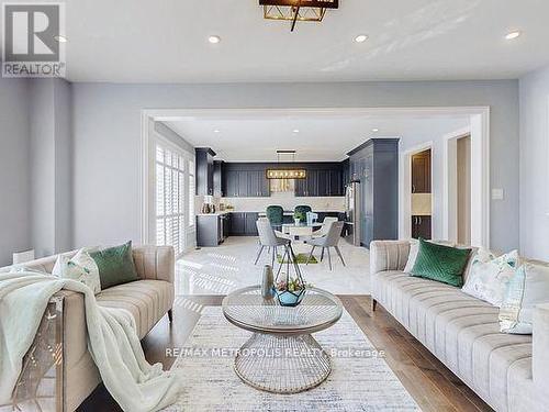 126 Silk Twist Drive, East Gwillimbury, ON - Indoor Photo Showing Living Room