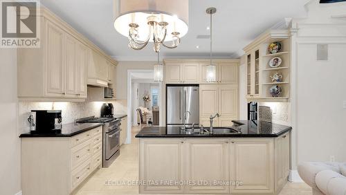 328 St. Urbain Drive, Vaughan, ON - Indoor Photo Showing Kitchen