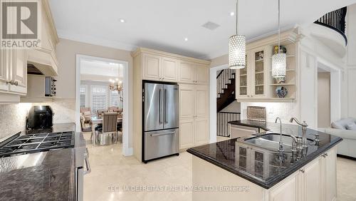 328 St. Urbain Drive, Vaughan, ON - Indoor Photo Showing Kitchen With Upgraded Kitchen