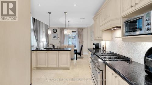 328 St. Urbain Drive, Vaughan, ON - Indoor Photo Showing Kitchen With Upgraded Kitchen