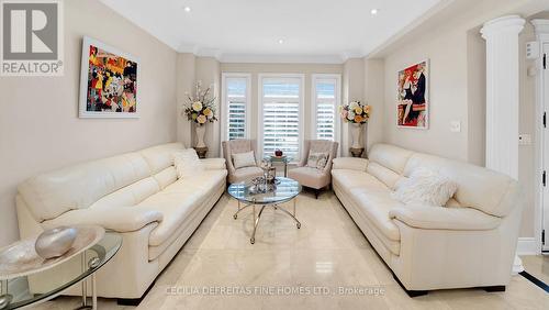 328 St. Urbain Drive, Vaughan, ON - Indoor Photo Showing Living Room