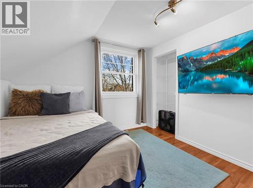 Bedroom with wood finished floors and lofted ceiling - 420 Waverly Street, Hamilton, ON - Indoor Photo Showing Bedroom