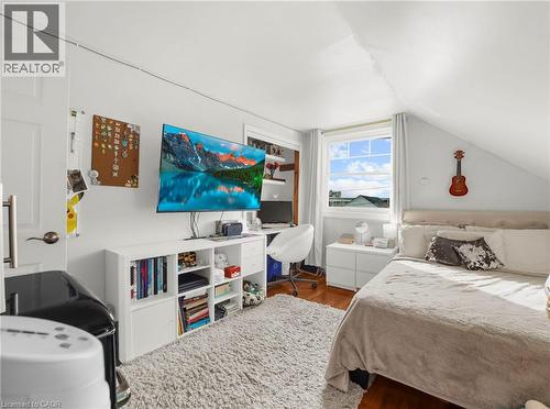 Bedroom featuring lofted ceiling and wood finished floors - 420 Waverly Street, Hamilton, ON - Indoor Photo Showing Bedroom