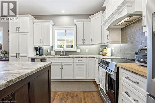 11 Sycamore Drive, Port Dover, ON - Indoor Photo Showing Kitchen With Upgraded Kitchen