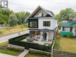 2307 E 3RD AVENUE  Vancouver, BC V5N 4W7