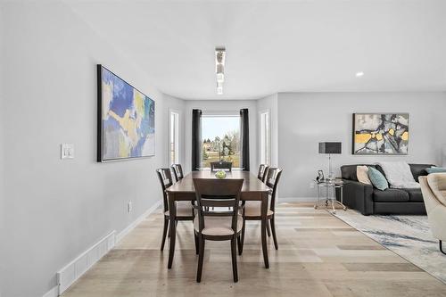 180 De La Seigneurie Boulevard, Winnipeg, MB - Indoor Photo Showing Dining Room