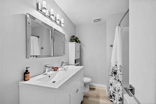 180 De La Seigneurie Boulevard, Winnipeg, MB - Indoor Photo Showing Bathroom