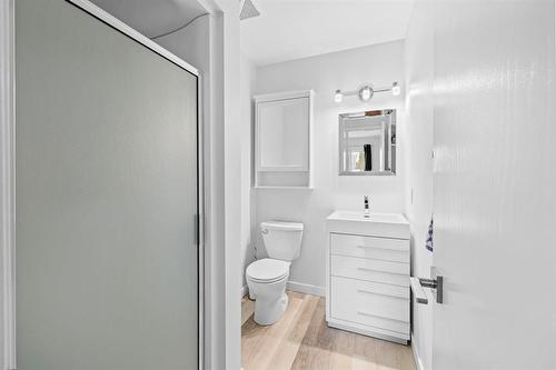 180 De La Seigneurie Boulevard, Winnipeg, MB - Indoor Photo Showing Bathroom