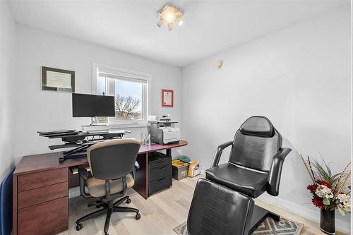 180 De La Seigneurie Boulevard, Winnipeg, MB - Indoor Photo Showing Office