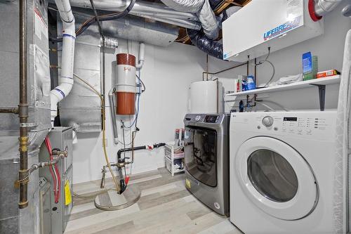 180 De La Seigneurie Boulevard, Winnipeg, MB - Indoor Photo Showing Laundry Room