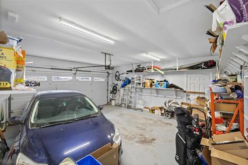 180 De La Seigneurie Boulevard, Winnipeg, MB - Indoor Photo Showing Garage
