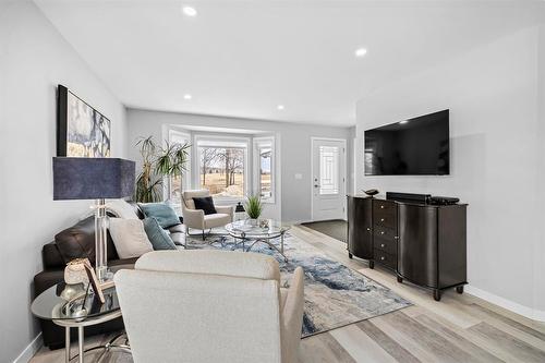 180 De La Seigneurie Boulevard, Winnipeg, MB - Indoor Photo Showing Living Room