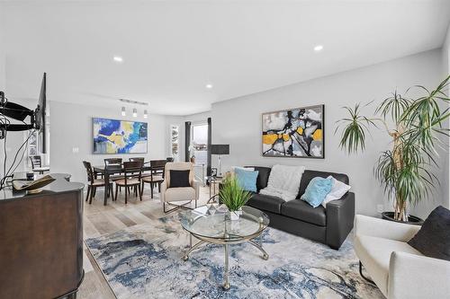 180 De La Seigneurie Boulevard, Winnipeg, MB - Indoor Photo Showing Living Room