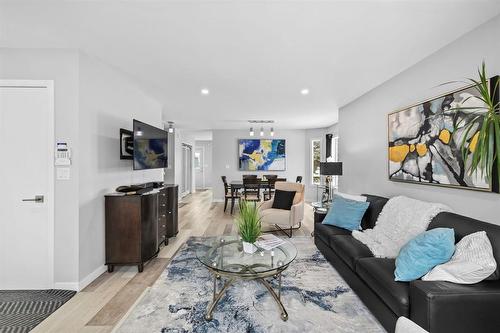180 De La Seigneurie Boulevard, Winnipeg, MB - Indoor Photo Showing Living Room