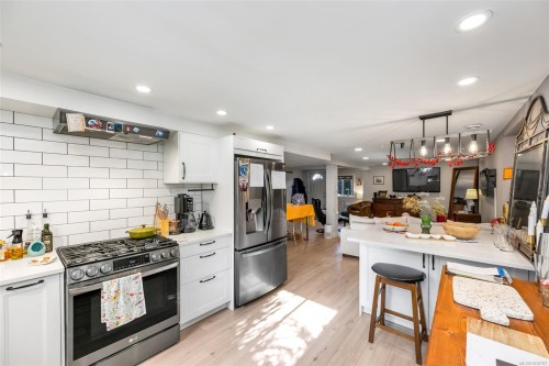 3111 Esson Rd, Saanich, BC 