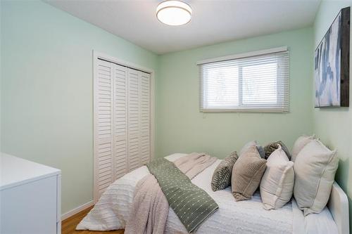 58 Robertson Cr, Winnipeg, MB 