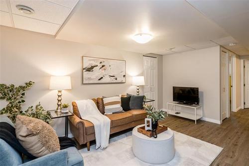 58 Robertson Cr, Winnipeg, MB 