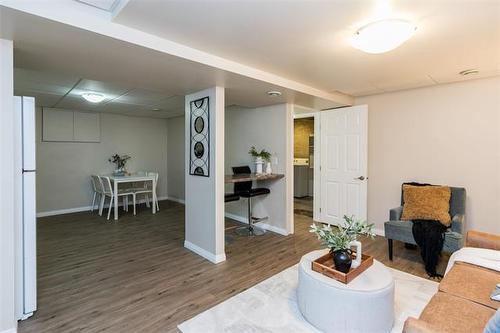 58 Robertson Cr, Winnipeg, MB 