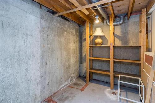 58 Robertson Cr, Winnipeg, MB 