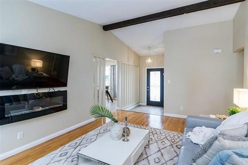 58 Robertson Cr, Winnipeg, MB 