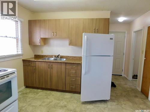 507 2Nd Avenue E, Assiniboia, SK - Indoor Photo Showing Kitchen With Double Sink
