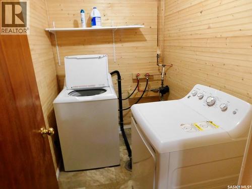 507 2Nd Avenue E, Assiniboia, SK - Indoor Photo Showing Laundry Room