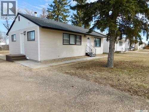 507 2Nd Avenue E, Assiniboia, SK - Outdoor