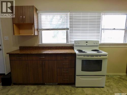 507 2Nd Avenue E, Assiniboia, SK - Indoor Photo Showing Kitchen