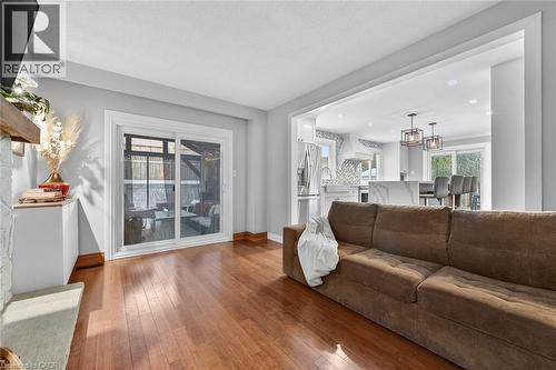 31 Maynard Street, Hamilton, ON - Indoor Photo Showing Living Room