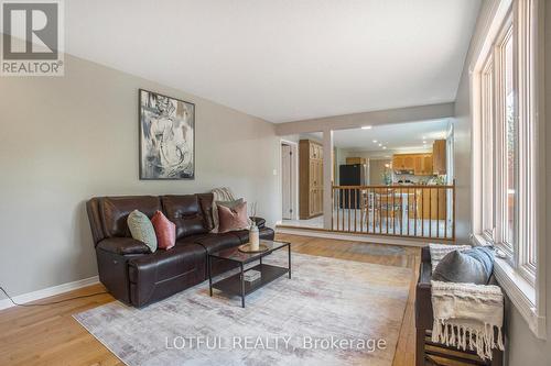 4 Spindle Way, Ottawa, ON - Indoor Photo Showing Living Room