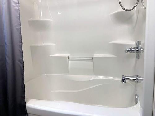 144 Cougar Crescent, Thunder Bay, ON - Indoor Photo Showing Bathroom