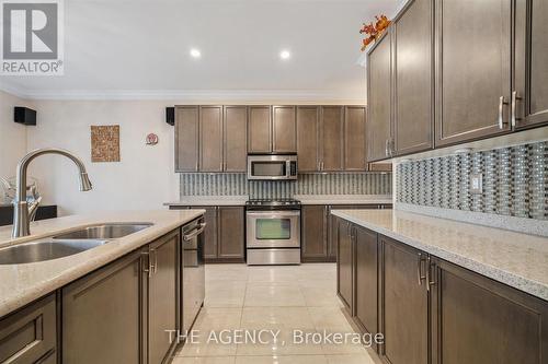 32 Timna Crescent, Vaughan, ON - Indoor Photo Showing Kitchen With Double Sink With Upgraded Kitchen