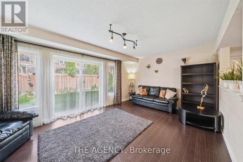 32 Timna Crescent, Vaughan, ON - Indoor Photo Showing Living Room
