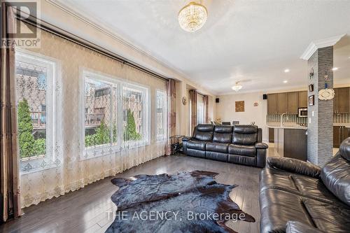 32 Timna Crescent, Vaughan, ON - Indoor Photo Showing Living Room
