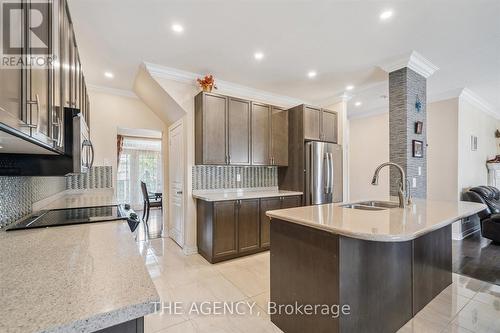 32 Timna Crescent, Vaughan, ON - Indoor Photo Showing Kitchen With Double Sink With Upgraded Kitchen