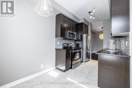 4 Courtland Crescent, East Gwillimbury, ON - Indoor Photo Showing Kitchen