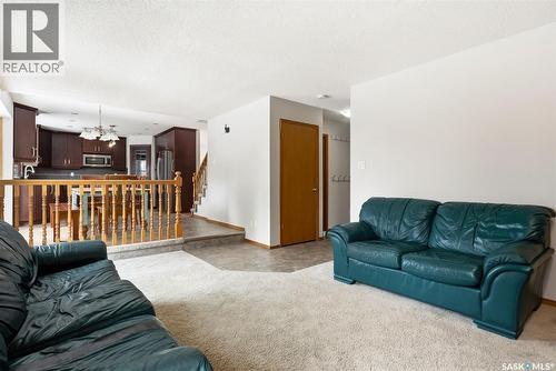 3242 Barton Place E, Regina, SK - Indoor Photo Showing Living Room