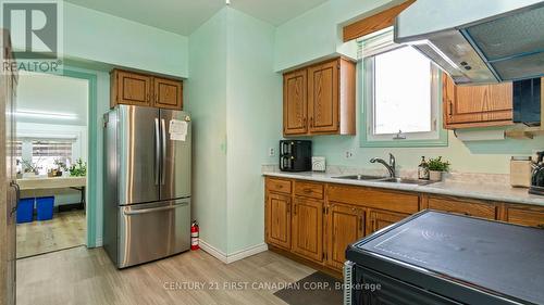 706 Nelson Street, London East (East L), ON - Indoor Photo Showing Kitchen With Double Sink